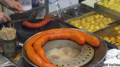 一起逛逛香港的美食街吧,特色小吃还挺多的。。